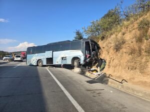 Accidente de autobús turístico deja 15 lesionados en el Arco Norte, a la altura de Españit