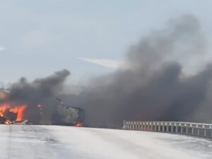ATIENDEN CUERPOS DE EMERGENCIA CHOQUE ENTRE PIPA Y PLATAFORMA; HAY DOS LESIONADOS